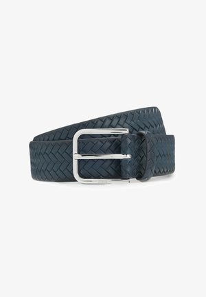 Marineblauwe geweven leren riem met een zilverkleurige rechthoekige gesp en een gestructureerde afwerking; voorzien van een lus om het overtollige uiteinde vast te zetten.