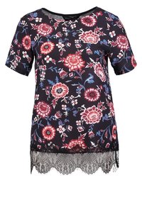 Tričko s krátkým rukávem v tmavé tkanině s květinovým vzorem v červené, růžové a modré barvě, s černým krajkovým lemem a zaobleným výstřihem.
