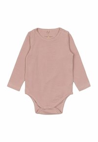 Långärmad bodysuit i mjuk rosa bomull, med rund halsringning och tryckknappsstängning vid axeln och botten för enkel påklädning.