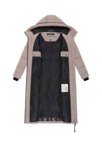Abrigo acolchado en beige claro con capucha, que presenta un interior negro, dos bolsillos frontales y una etiqueta. El exterior tiene costuras y puños en contraste.