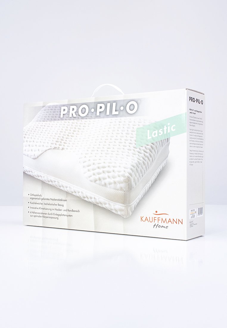 Pacchettizzazione di un cuscino ortopedico, con un cuscino bianco strutturato e un bordo liscio. Chiare informazioni sul marchio e dettagli del prodotto su uno sfondo chiaro.