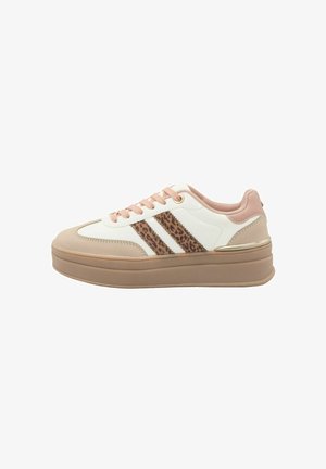 Lipsy, LACE UP CHUNKY GUM SOLE FLATFORM TRAINERS - Tenisky - white
