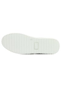 Semelle de chaussure en caoutchouc blanche avec une texture antidérapante et des motifs en relief. Comprend un logo intégré dans le matériau près du talon.