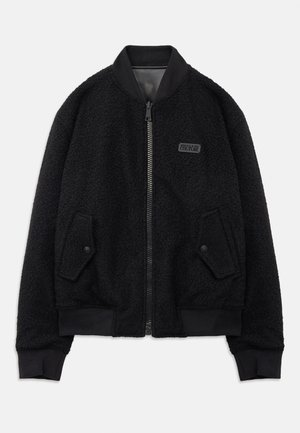 Schwarze Bomberjacke aus strukturiertem Fleece, mit Reißverschluss, geripptem Kragen und Bündchen sowie einem Logo-Patch auf der linken Brust.
