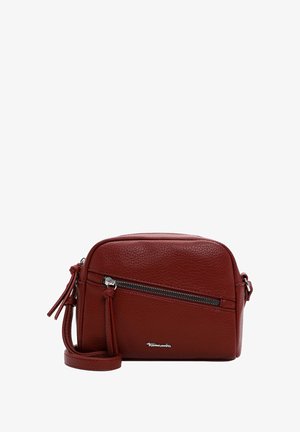 Červená kožená crossbody taška s texturovaným povrchem, obdélníkovým tvarem, přední kapsou na zip a nastavitelným popruhem pro snadné nošení.