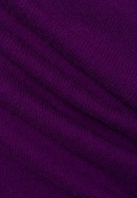 Paarse gebreide stof met een zachte textuur en zichtbaar ribbelpatroon; het materiaal lijkt warm en valt soepel.