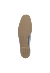 Sole di scarpa in pelle grigia con una superficie liscia, forma leggermente sagomata e marchiata con "paul green" e "pg" in marrone.