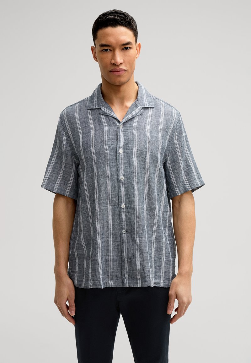 Gestreept shirt met korte mouwen in grijs met witte verticale lijnen, met een kraag en knoopsluiting aan de voorkant, gemaakt van een gestructureerde stof.
