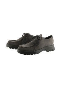 Szare zamszowe buty z okrąłym noskiem, sznurowane, z grubą czarną gumową podeszwą z teksturowanym bieżnikiem.