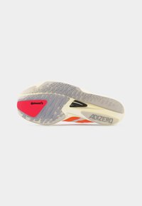 Εξωτερική σόλα αθλητικού παπουτσιού με γκρι και κόκκινα σχέδια πρόσφυσης, λογότυπο "Continental" σε κόκκινη περιοχή και κείμενο "ADIZERO" κοντά στη φτέρνα.