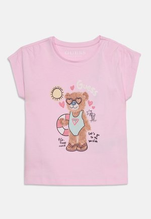 Ροζ κοντομάνικο πουκάμισο με αρκουδάκι που φοράει γυαλιά ηλίου σε σχήμα καρδιάς, μαγιό, σαγιονάρες και γραφικά με θέμα την παραλία.