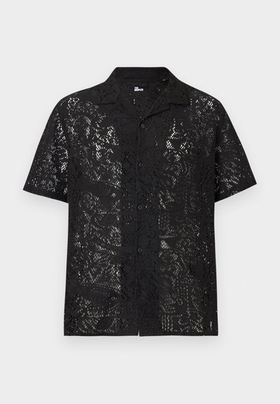Μαύρο κοντομάνικο πουκάμισο με κουμπιά, σχέδιο από λουλουδάτη δαντέλα και γιακά διάχυσης, εμφανίζεται πάνω σε απλό, ανοιχτό φόντο.
