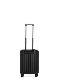 Valigia rigida nera con texture a righe verticali, manico estensibile e quattro ruote per la mobilità. Design compatto e leggero.