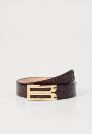 Cinto de couro castanho escuro com padrão de crocodilo, com um fecho duplo em tom dourado, apresentando uma textura suave e um design elegante.