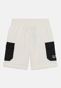 Pantaloni corti bianchi con vita elasticizzata, caratterizzati da due tasche nere sui lati. Il tessuto ha una texture liscia con dettagli del logo.