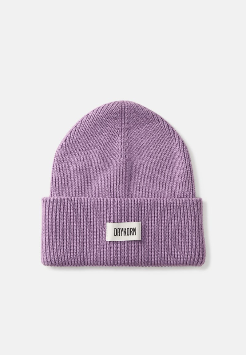 Berretto in maglia viola con risvolto a coste e un'etichetta bianca con scritto "DRYKORN". La texture è morbida e la forma è arrotondata.
