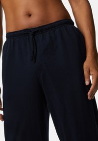 Mörkblå bomullsshorts med elastiskt midjeband och snöre, i en avslappnad passform och med en mjuk textur.