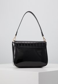 Borsa a mano in pelle nera verniciata con patta in stampa coccodrillo, tracolla singola e dettagli in metallo color oro. Texture liscia e forma strutturata.