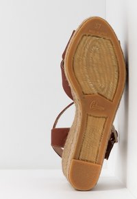 Hnědá espadrilková sandál s měkkým textilním svrškem, tkanou juteovou mezipodešví a textured gumovou podrážkou, velikost 37, označeno "Vyrobeno ve Španělsku."