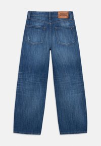 Tommy Hilfiger široke jeans hlače, modri denim, vsebujejo pet žepov, kontrastno šivanje in usnjeno nalepko z logotipom na pasu.