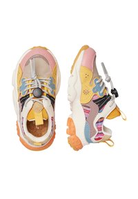 Dětské barevné tenisky s žlutými, růžovými, modrými a oranžovými akcenty, elastické tkaničky bez zavazování s černým zámkem a texturované gumové podrážky.