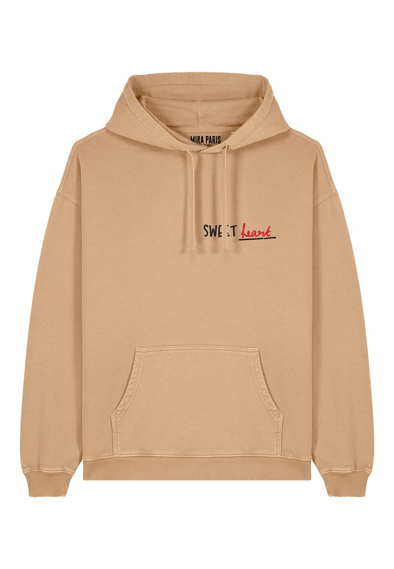 Felpa beige realizzata in morbido tessuto, con tasca frontale e lacci regolabili. La scritta "SWEET" in nero e "heart" in rosso stampata sul petto.