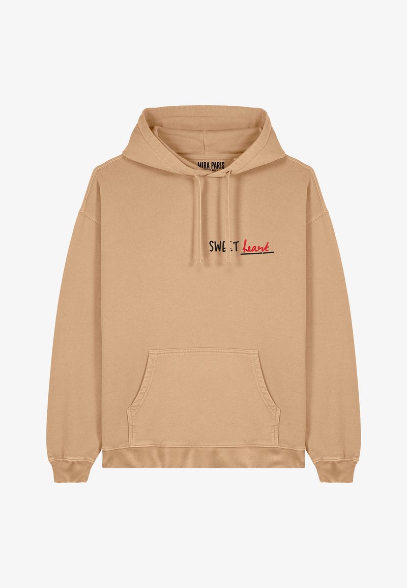 Felpa beige realizzata in morbido tessuto, con tasca frontale e lacci regolabili. La scritta "SWEET" in nero e "heart" in rosso stampata sul petto.