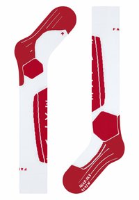 Rote und weiße Socken mit einem geometrischen Muster, das einem Fu�ßball ähnelt, mit einem gerippten Bündchen und verstärkten Zehen- und Fersenbereichen.