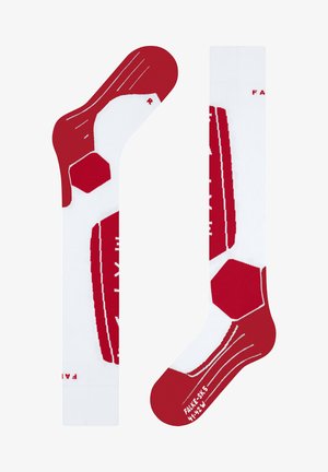 Rote und weiße Socken mit einem geometrischen Muster, das einem Fußball ähnelt, mit einem gerippten Bündchen und verstärkten Zehen- und Fersenbereichen.
