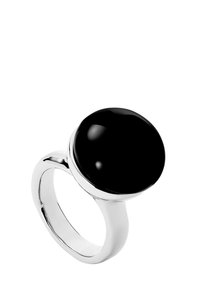 Anillo de piedra negra redonda con un acabado brillante, montado en una banda de tono plateado suave, que presenta un diseño grueso y curvado. Sin acentos adicionales.