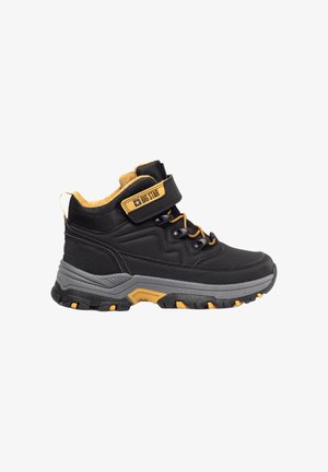 Czarne buty typu high-top z żółtymi akcentami, z teksturowaną cholewką z materiału, wyprofilowanym kołnierzem, rzepem oraz wytrzymałą szaro-rubberową podeszwą.
