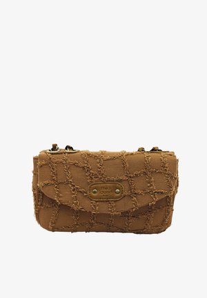 Petit sac à main rectangulaire en tissu marron avec un design cousu effiloché et une plaque en métal avec le logo indiquant "mila louise PARIS".