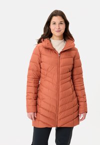 Rookkleurige pufferjas met een ritssluiting aan de voorkant en een capuchon. Beschikt over verticale gestikte patronen en een warme, gladde textuur.