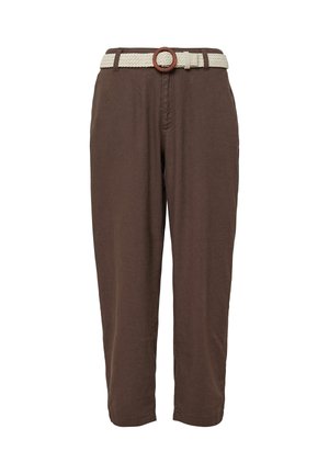 Braune Hose aus weichem Stoff, mit einem geflochtenen weißen Gürtel und einer runden Holzschnalle, in verkürzter Länge und entspannter Passform.