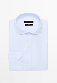 Złożona biała, obcisła koszula z długim rękawem, mankietami na guziki i klasycznym kołnierzem od Massimo Dutti.