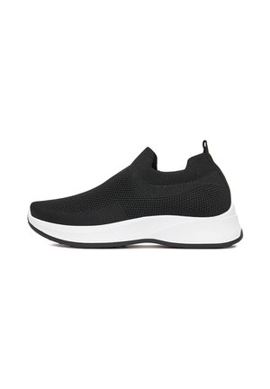 Czarne dzianinowe sneakersy typu slip-on z teksturowaną cholewką, białą podeszwą środkową i czarną podeszwą zewnętrzną. Posiadają pętelkę w tylnej części dla łatwego zakładania.