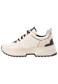 Sneaker beige chiaro con accenti neri, materiali in pelle e tela, punta rotonda, suola spessa, con logo circolare e design con lacci.
