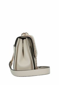 Borsa in pelle beige con dettagli in catena. Presenta un esterno testurizzato, una forma strutturata e una lunga tracolla staccabile per un trasporto versatile.