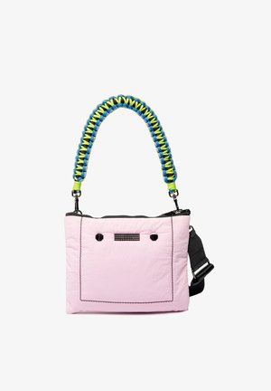 Roze gewatteerde handtas met een gestructureerd oppervlak, voorzien van een gevlochten groene en blauwe handgreep, zwarte accenten en een afneembare schouderriem.