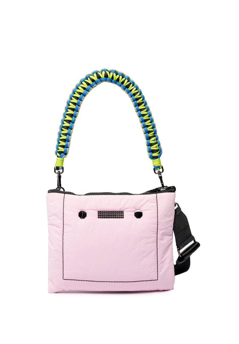 Roze gewatteerde handtas met een gestructureerd oppervlak, voorzien van een gevlochten groene en blauwe handgreep, zwarte accenten en een afneembare schouderriem.