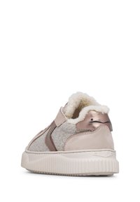 Sneaker met een bovenwerk van crème en grijs wol, roségouden accenten, een zachte voering en een dikke, gestructureerde witte rubberen zool. Klittenbandsluiting.