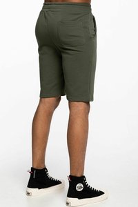 Shorts en coton vert olive avec une taille élastique, dotés de poches latérales et d'une poche au dos, associés à des baskets montantes noires.