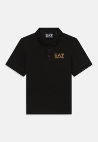 Czarna koszulka polo wykonana z bawełny, z zapięciem na trzy guziki i haftowanym pomarańczowym logo EA7 na lewej piersi. Krótkie rękawy.