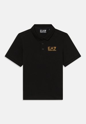 Sort polo skjorte laget av bomull, med en tre-knapps placket og en brodert oransje EA7-logo på venstre bryst. Korte ermer.