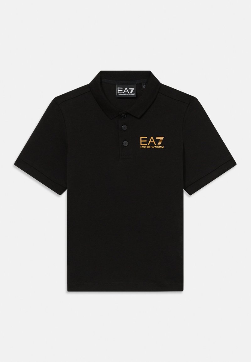 Czarna koszulka polo wykonana z bawełny, z zapięciem na trzy guziki i haftowanym pomarańczowym logo EA7 na lewej piersi. Krótkie rękawy.