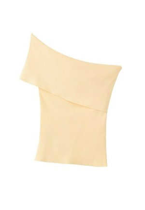 Kremowy prążkowany sweter z dzianiny typu off-shoulder, z szerokim, podwiniętym dekoltem i dopasowanym krojem.