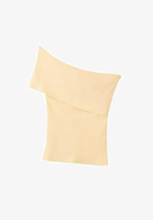 Kremowy prążkowany sweter z dzianiny typu off-shoulder, z szerokim, podwiniętym dekoltem i dopasowanym krojem.