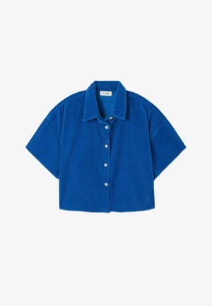 Srajca z kratkimi rokavi in gumbi, izdelana iz živahnega modrega kordurovega blaga. Ima ravni ovratnik in kvadratno, skrajšano silhueto z rebrasto teksturo.