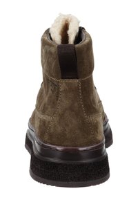 Braune Wildleder-Ankle Boots mit weichem Fleecefutter am Schaft, Gummisohle und kontrastierender dunkler Mittelsohle. Mit einer Ziehlasche für einfaches Anziehen.