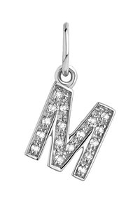 Colgante de plata en forma de letra "M", adornado con cristales transparentes, con un acabado suave y un lazo para su sujeción.